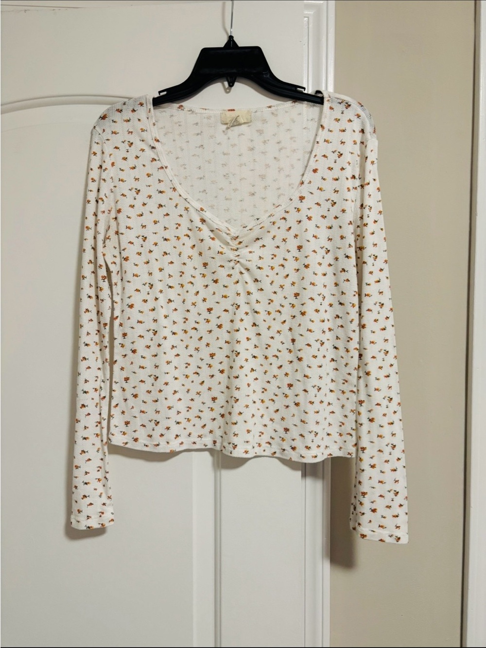 ALTARD STATE, Women's Cream Long-Sleeve V-Neck Floral Top, Size Large